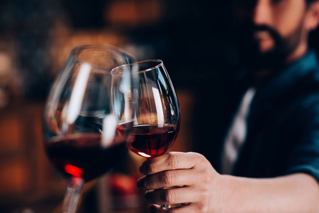 vantagens de beber vinho tinto à refeição