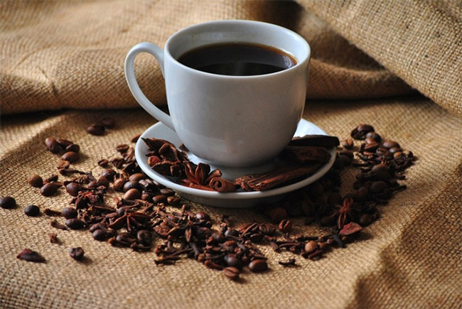 Beber café moderadamente reduz risco de cancro do fígado