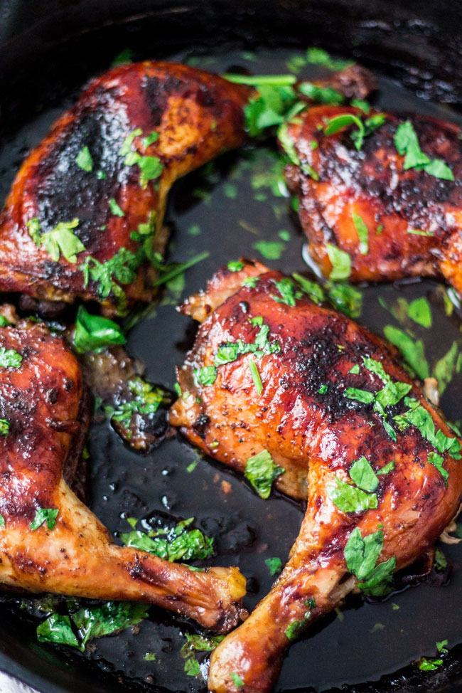 Aprenda a fazer frango assado no forno com cerveja. Que petisco! frango assado no forno com cerveja