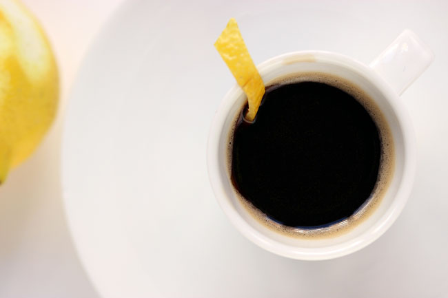 Café com limão alivia dor de cabeça e não só Café com limão