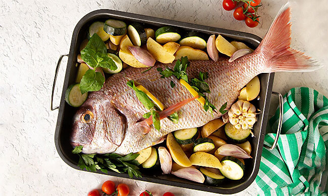 Peixe assado no forno para almoços memoráveis em família Peixe assado no forno para almoços