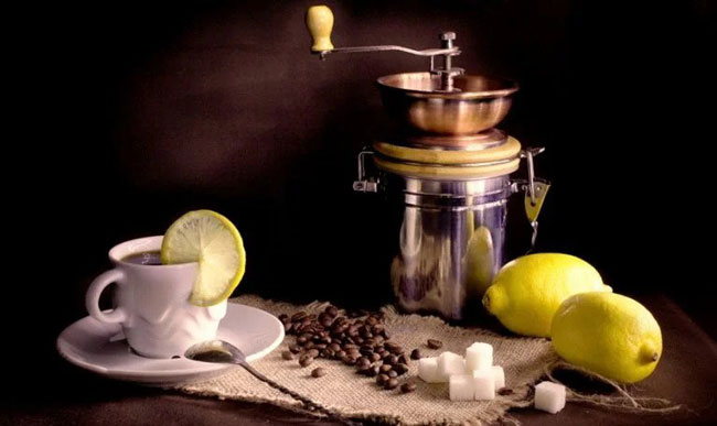 Café com limão alivia dor de cabeça e não só Café com limão
