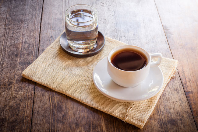 Depois do café deve beber água? E antes? Depois do café deve beber água