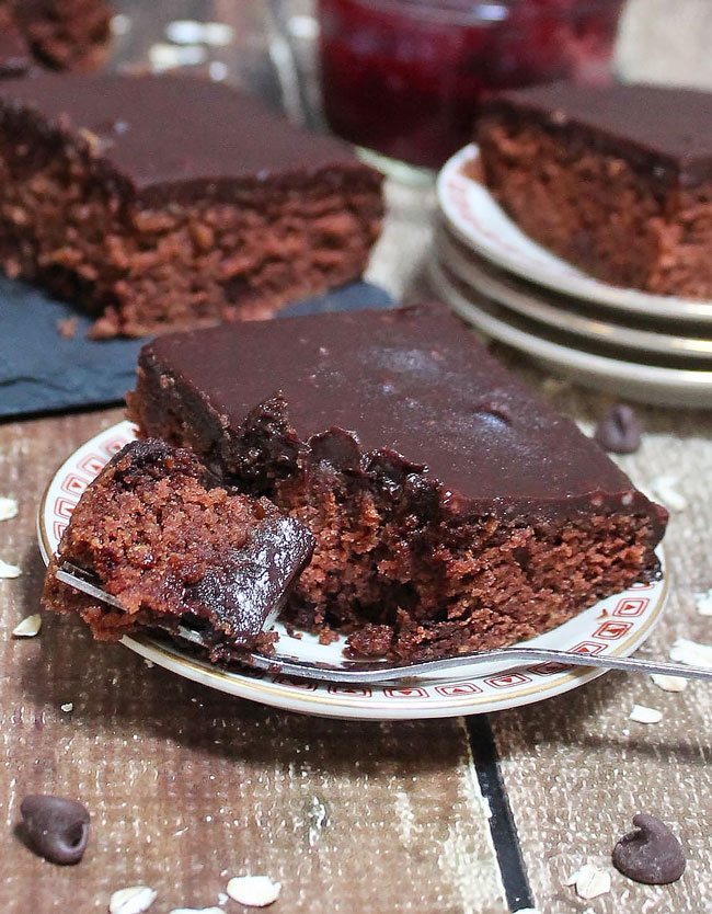 4 receitas de bolo de chocolate e aveia para lanches memoráveis