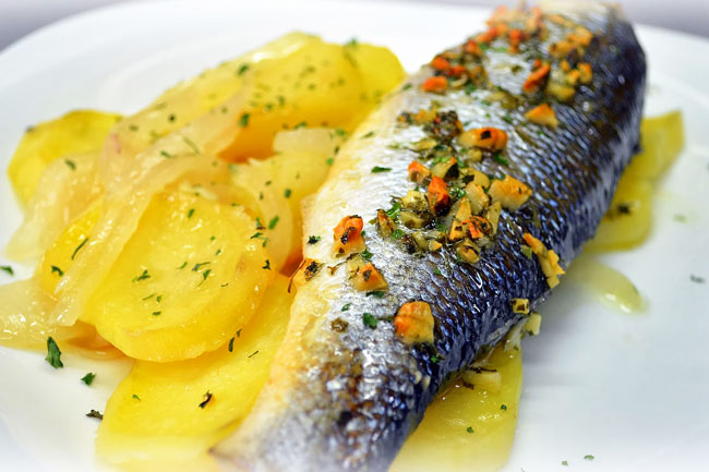 Peixe assado no forno com batatas, 4 receitas maravilhosas Peixe assado no forno com batatas