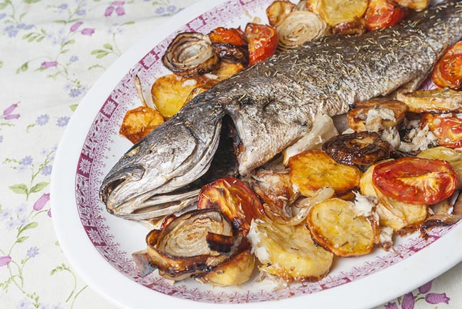 Aprenda a preparar o peixe assado no forno como nos restaurantes Aprenda a preparar o peixe assado no forno