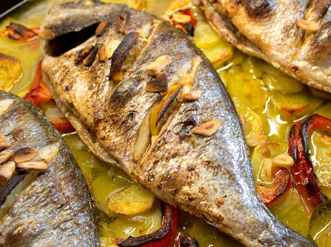 Aprenda a preparar o peixe assado no forno