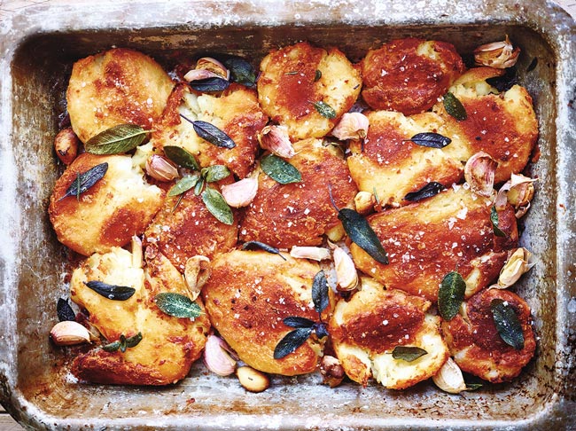 Batatas assadas deliciosas e suculentas, o acompanhamento perfeito Batatas assadas deliciosas e suculentas