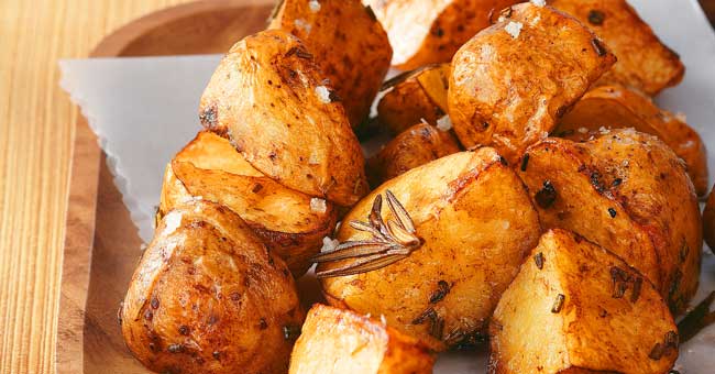 4 receitas de batatas assadas. Vão chover elogios! 4 receitas de batatas assadas