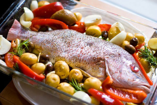 Aprenda a fazer peixe assado suculento e saboroso. Tome nota! fazer peixe assado suculento