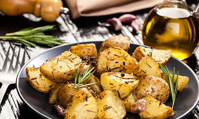 Batatas assadas suculentas para almoços muito especiais Batatas assadas suculentas para almoços
