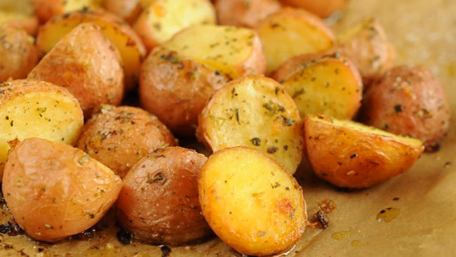 Batatas assadas suculentas para os seus almoços