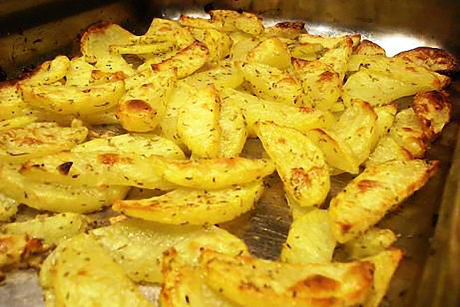 Batatas assadas perfeitas e suculentas. Ninguém vai resistir! Batatas assadas perfeitas e suculentas