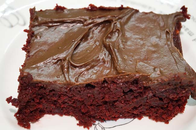 3 receitas de bolo de chocolate com cobertura. Irresistível! bolo de chocolate com cobertura