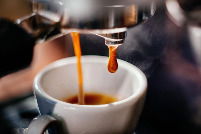 Café ou descafeinado, qual o mais saudável? Café ou descafeinado