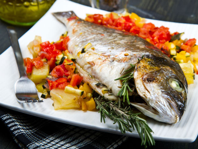 Faça peixe assado suculento e delicioso com os melhores truques! peixe assado suculento