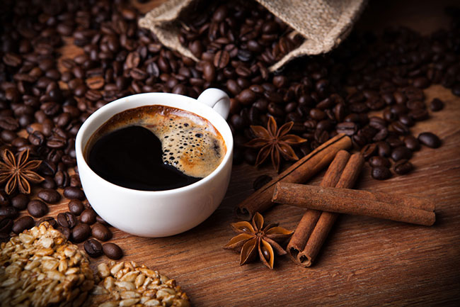Beba café com canela e descubra um mundo de benefícios Beba café com canela