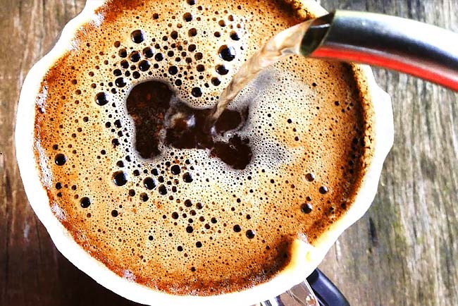 Aprenda a fazer café coado na perfeição. Tome nota! fazer café coado na perfeição