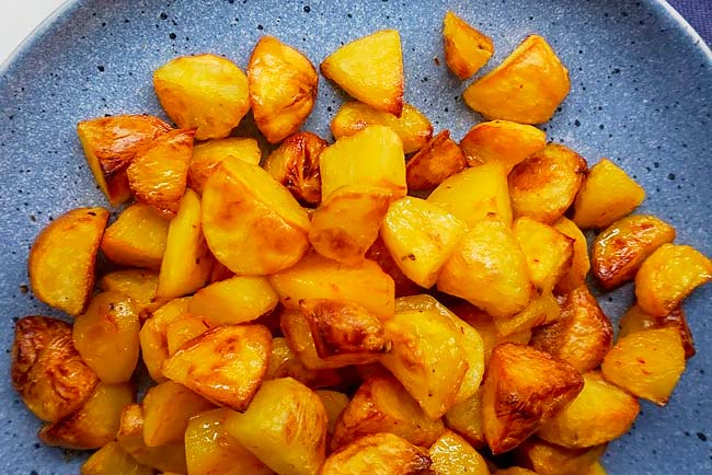Batatas assadas suculentas. Não vai sobrar nada! Batatas assadas