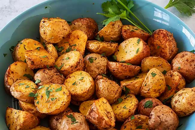 Suculentas batatas assadas para almoços memoráveis! Suculentas batatas assadas