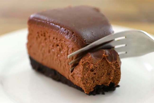 4 receitas de bolo de chocolate com cobertura. Impossível resistir! bolo de chocolate com cobertura