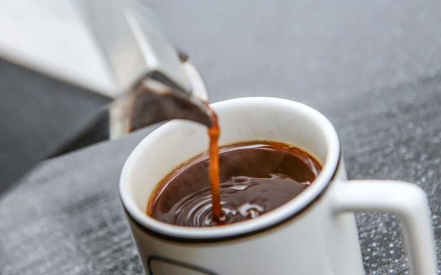 Café coado ou expresso? Conheça as diferenças e benefícios Café coado ou expresso