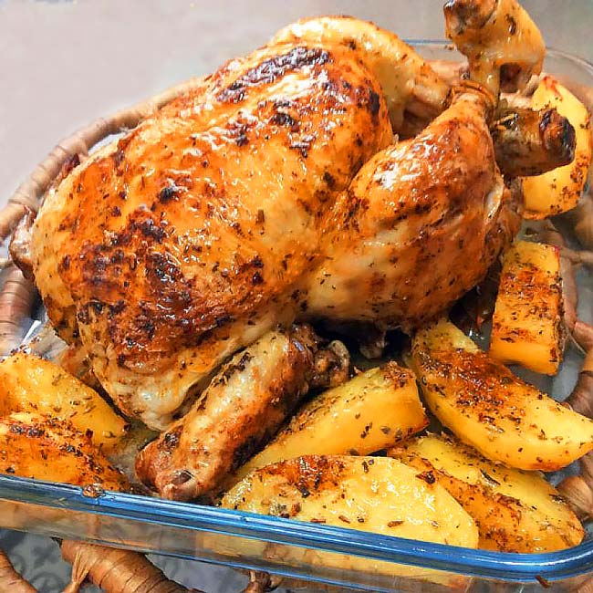 Frango assado com batatas douradas. Impossível resistir! Frango assado com batatas douradas