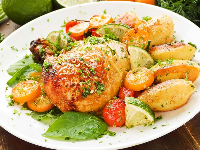 Frango assado com batatas assadas. Melhor não há! Frango assado com batatas assadas