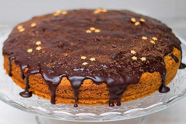 Bolo de cenoura com cobertura de chocolate. Que maravilha! Bolo de cenoura com cobertura