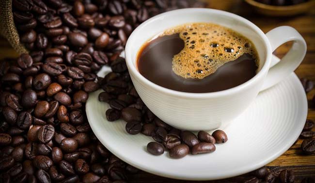Café com óleo de coco faz mesmo bem? Tome nota! Café com óleo de coco