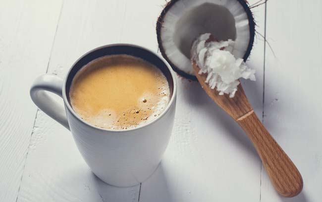 Café com óleo de coco faz mesmo bem? Tome nota! Café com óleo de coco