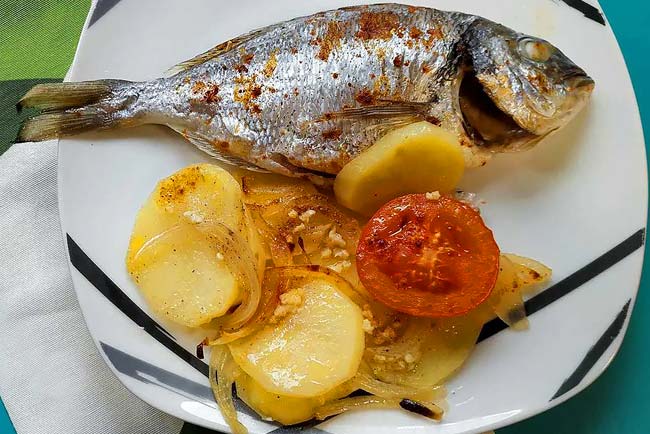 Faça peixe assado no forno como um Chef. Tome nota! peixe assado no forno como