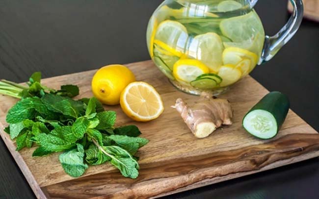 Receita de água de limão com pepino e gengibre para perder peso água de limão com pepino e gengibre