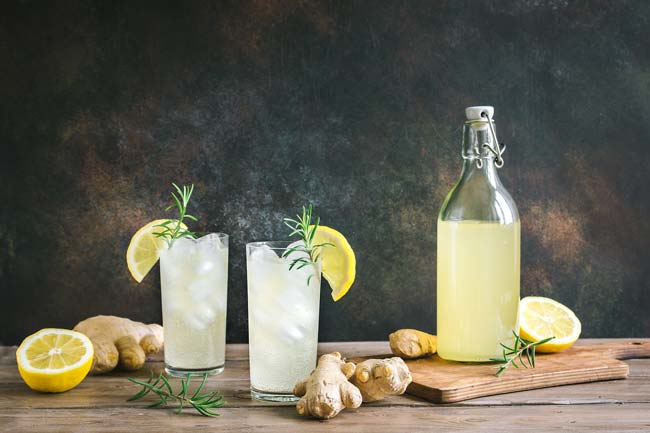 água de limão com pepino e gengibre