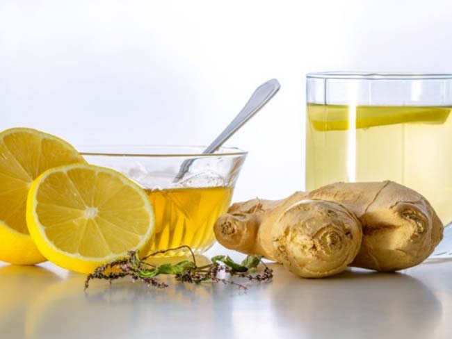 Água de gengibre com limão ajuda a emagrecer (com receitas) Água de gengibre com limão