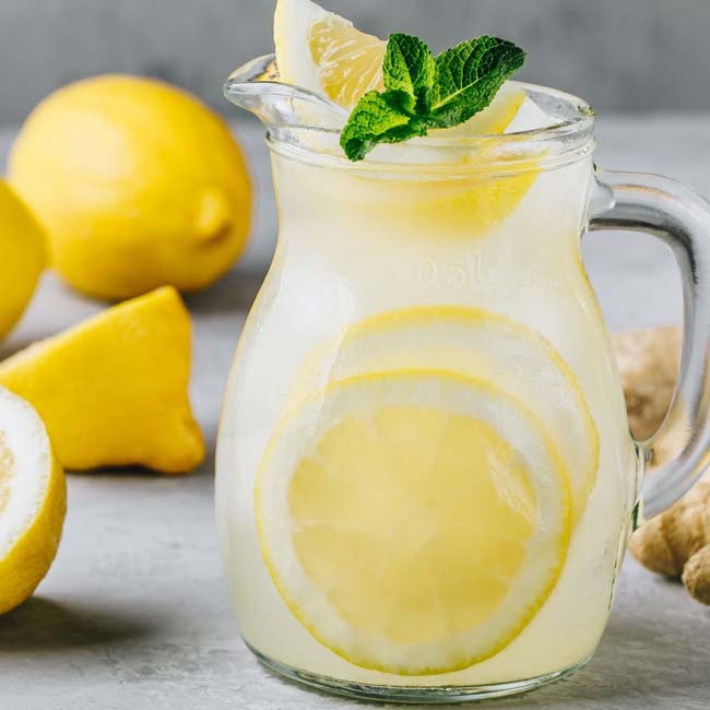 Água de gengibre com limão