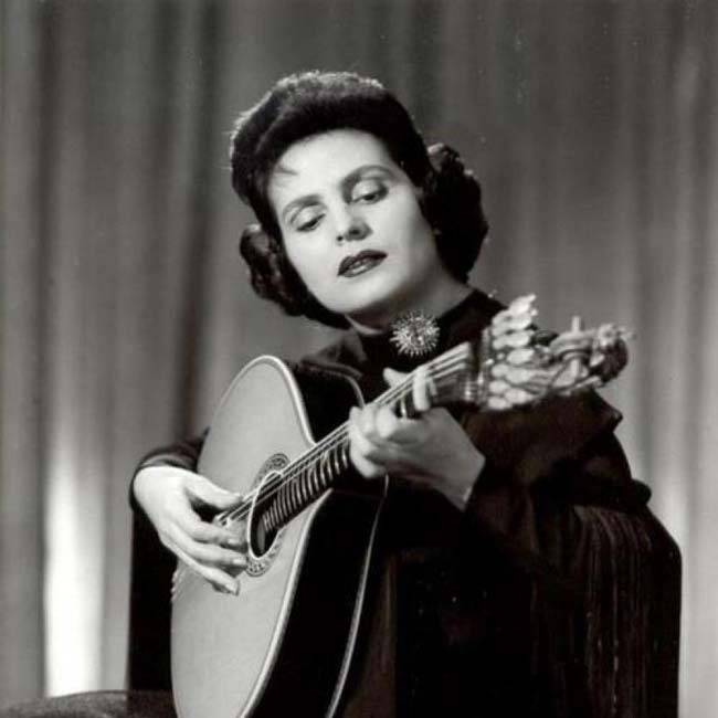 8 extraordinários poemas cantados por Amália Rodrigues poemas cantados por Amália Rodrigues