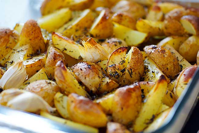Batatas assadas suculentas e deliciosas