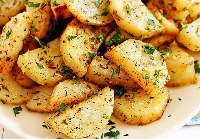 Faça batatas assadas com queijo. Ninguém vai resistir! batatas assadas com queijo
