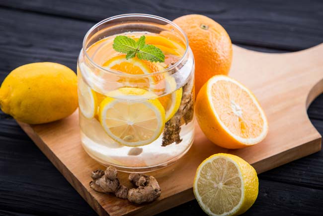 Beba água de gengibre com limão para desinchar e emagrecer Beba água de gengibre com limão