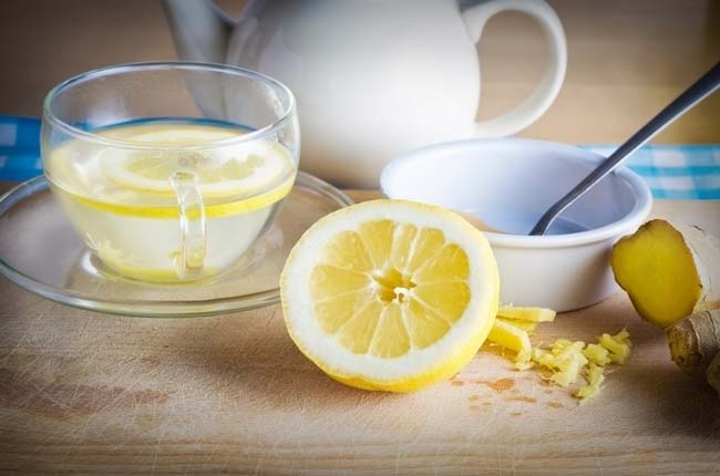 Beba água de gengibre com limão