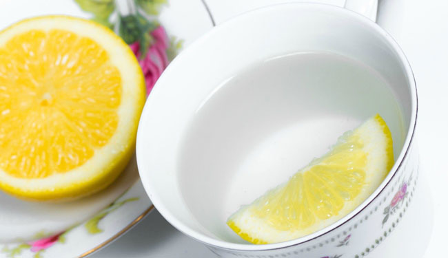 Benefícios da água morna com limão