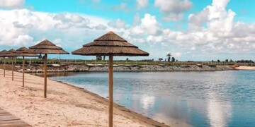 praia com água a 25 graus