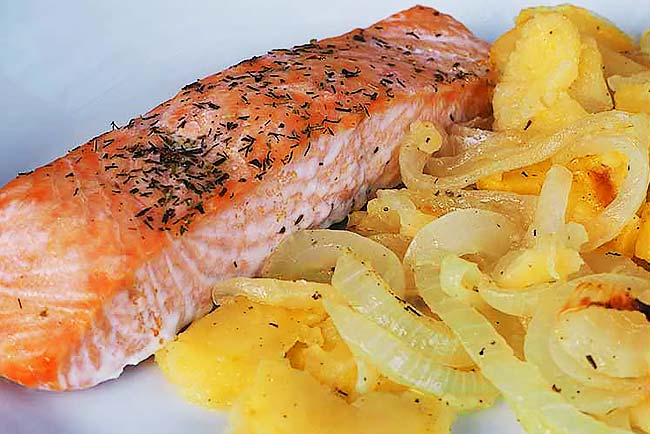 Aprenda a fazer salmão assado no forno como nos restaurantes salmão assado no forno com batatas