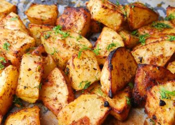 As melhores batatas assadas com colorau. São irresistíveis!