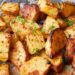 As melhores batatas assadas com colorau. São irresistíveis!