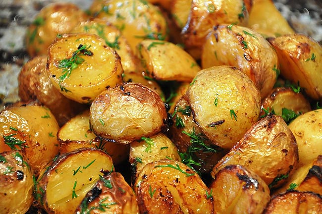 As melhores batatas assadas com alho. Suculentas e irresistíveis! batatas assadas com alho