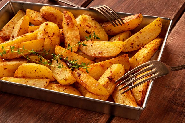 As melhores batatas assadas com colorau. São irresistíveis! batatas assadas com colorau