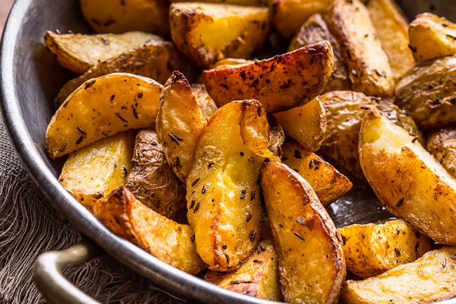 A melhor batata assada com alecrim. Irresistível! batata assada com alecrim
