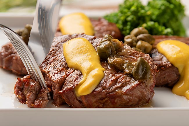 Faça bife com molho de mostarda. De comer e chorar por mais! bife com molho de mostarda